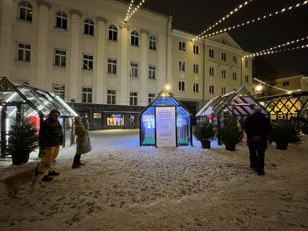 Esimesel advendipühapäeval avati Jõululinn Tartu ja ühes sellega Kiusamisvaba Kooli omanäoline valgusinstallatsioon, mis peegeldab reaalajas tehtud annetusi